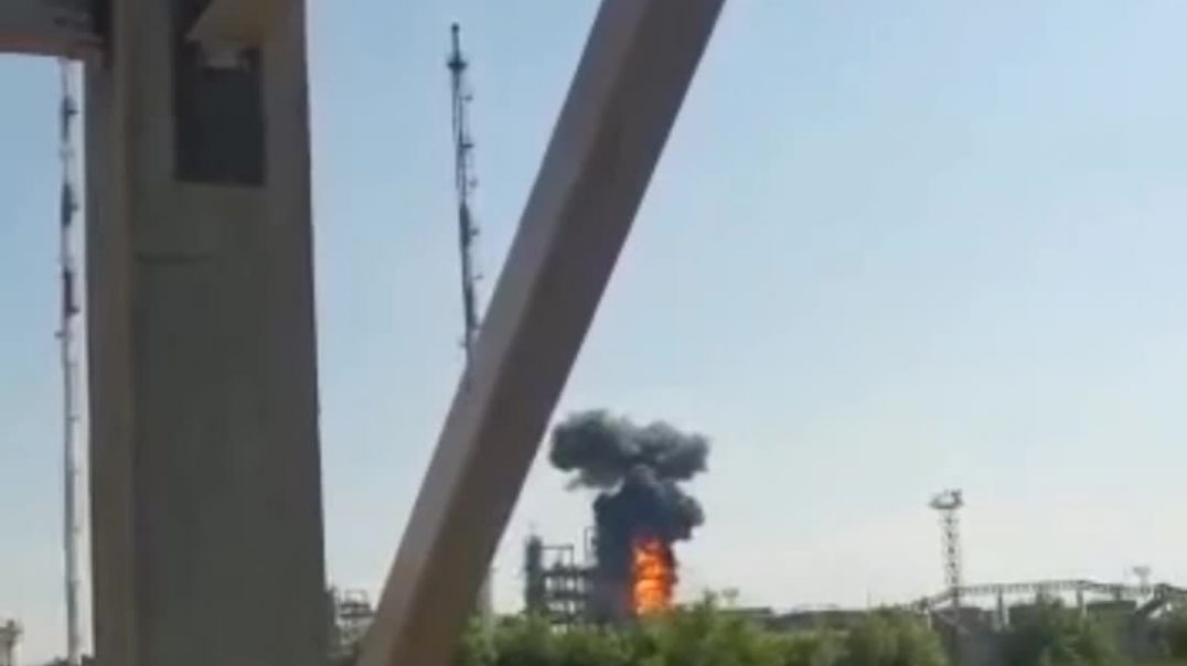 Дрон камикадзе атаковал нефтеперерабатывающей завод